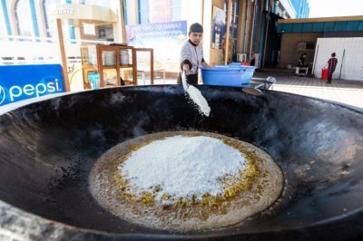 ​抓饭是怎么做出来的？看完被勾起馋虫来了