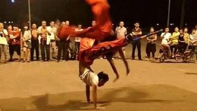 ​津南区“高跷”走出国门