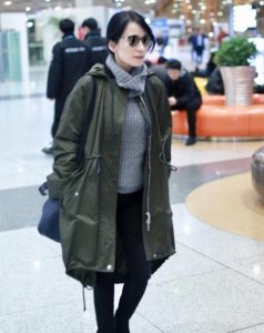 ​46岁俞飞鸿低调现身机场 墨镜难遮冻龄神颜