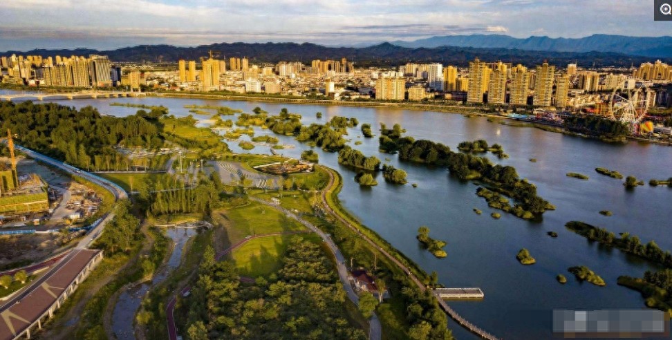 如果中国迁都，共10个城市候选，你觉得哪个城市最适合呢？