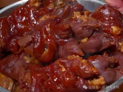 ​老师傅分享酱猪蹄秘制做法，25年配方告诉你，酱香浓郁吃着真解馋