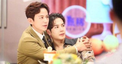 ​刘宪华与王嘉尔争风吃醋，两人现场的各种举动，让何炅很是无奈