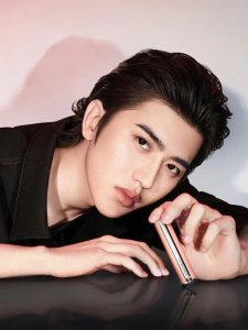 ​纪梵希彩妆代言人蔡徐坤，色彩肆意冲撞，惊艳不止一面