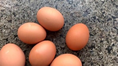 ​鸡蛋不放冰箱该咋保存？跟养鸡场大妈偷学绝招，存放时间长...