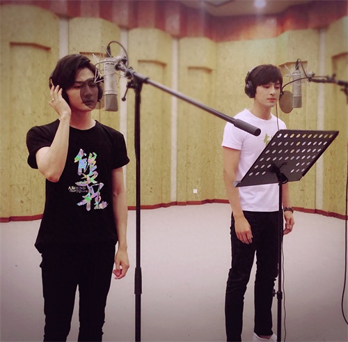 高泰宇黄靖翔美颜CP携手录歌