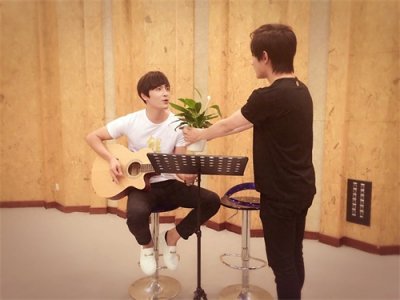 ​高泰宇黄靖翔美颜CP携手录歌