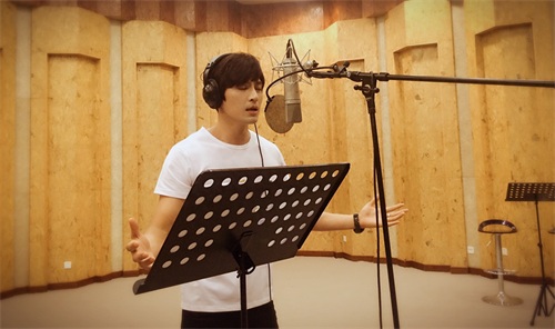 高泰宇黄靖翔美颜CP携手录歌