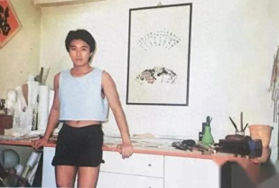 ​周星驰年轻时的一组罕见旧照，大长腿露脐装短裤超性感