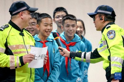 ​乌鲁木齐：护航开学季 安全记心间