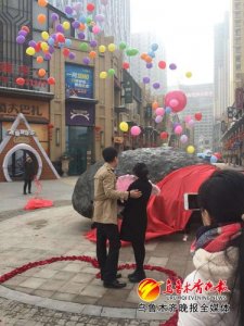 ​厉害了word哥 乌鲁木齐一男子用价值百万陨石求婚