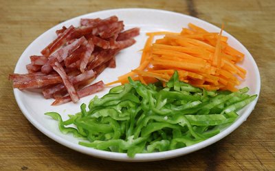 ​手把手教你在家做炒面，分享两个技巧，面条不粘锅不起坨很有口感