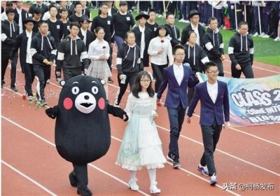 ​校运入场式 “惊艳” 创意十足 “蛮拼的”