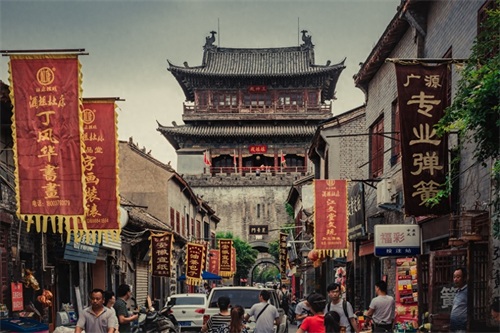 丽景门位于洛阳老城区西关，是古都洛阳一家大型综合性旅游景区