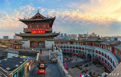 丽景门位于洛阳老城区西关，是古都洛阳一家大型综合性旅游景区