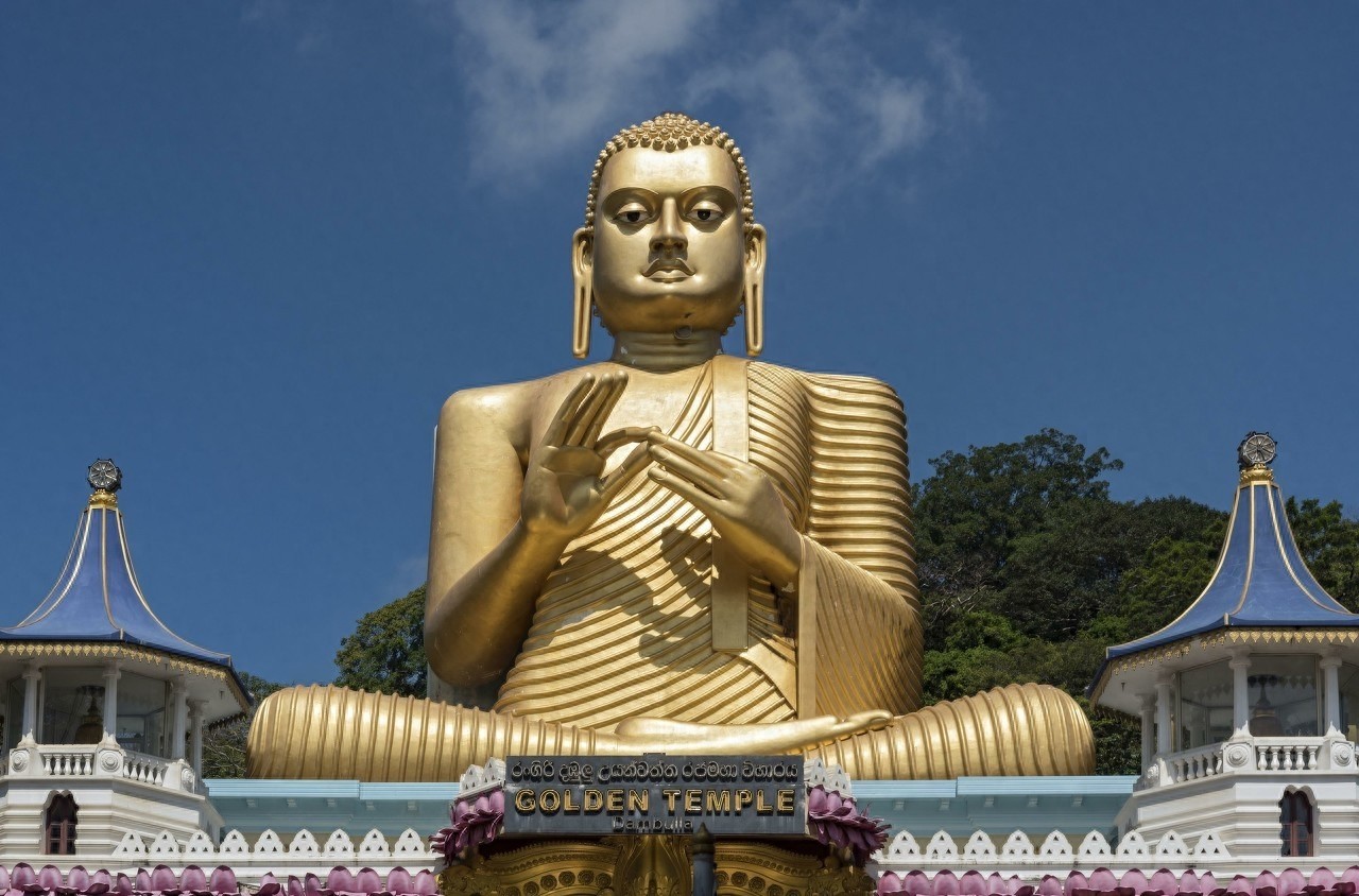 天坛大佛是全球最高户外青铜坐佛，吸引众多中外游客前来朝拜参观