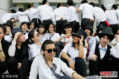 ​又到毕业季 盘点那些年无法被超越的高能毕业照