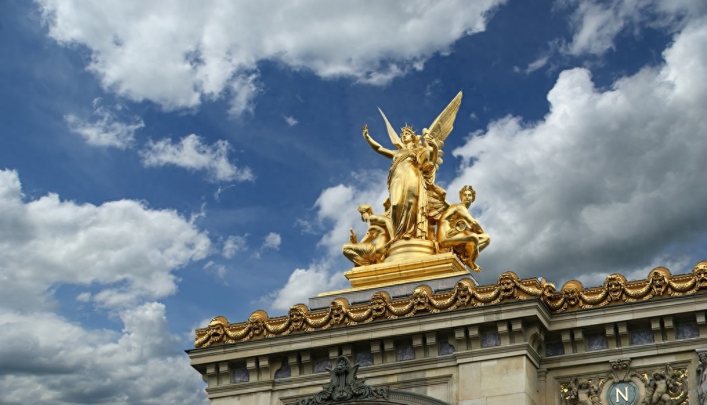 巴黎歌剧院是一座位于法国巴黎，拥有2200个座位的歌剧院