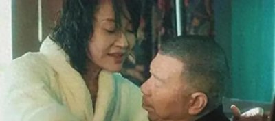 ​许晴和冯小刚合体照流出,穿蕾丝上衣差点“撑爆”,冯小刚得意享受