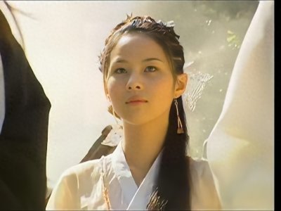 ​倚天屠龙记中，黄衫女实力如何？能胜她的有三人