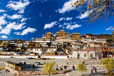 ​松赞林寺：藏族艺术博物馆，被誉为“小布达拉宫”