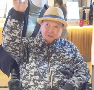 ​昔日荧幕巨星如今生活悬殊：有人穿百元衣坐轮椅，有人住三层小楼