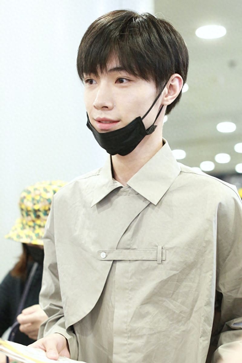 “晓星尘”宋继扬穿衬衫似校园男神，与粉丝互动亲和力满分