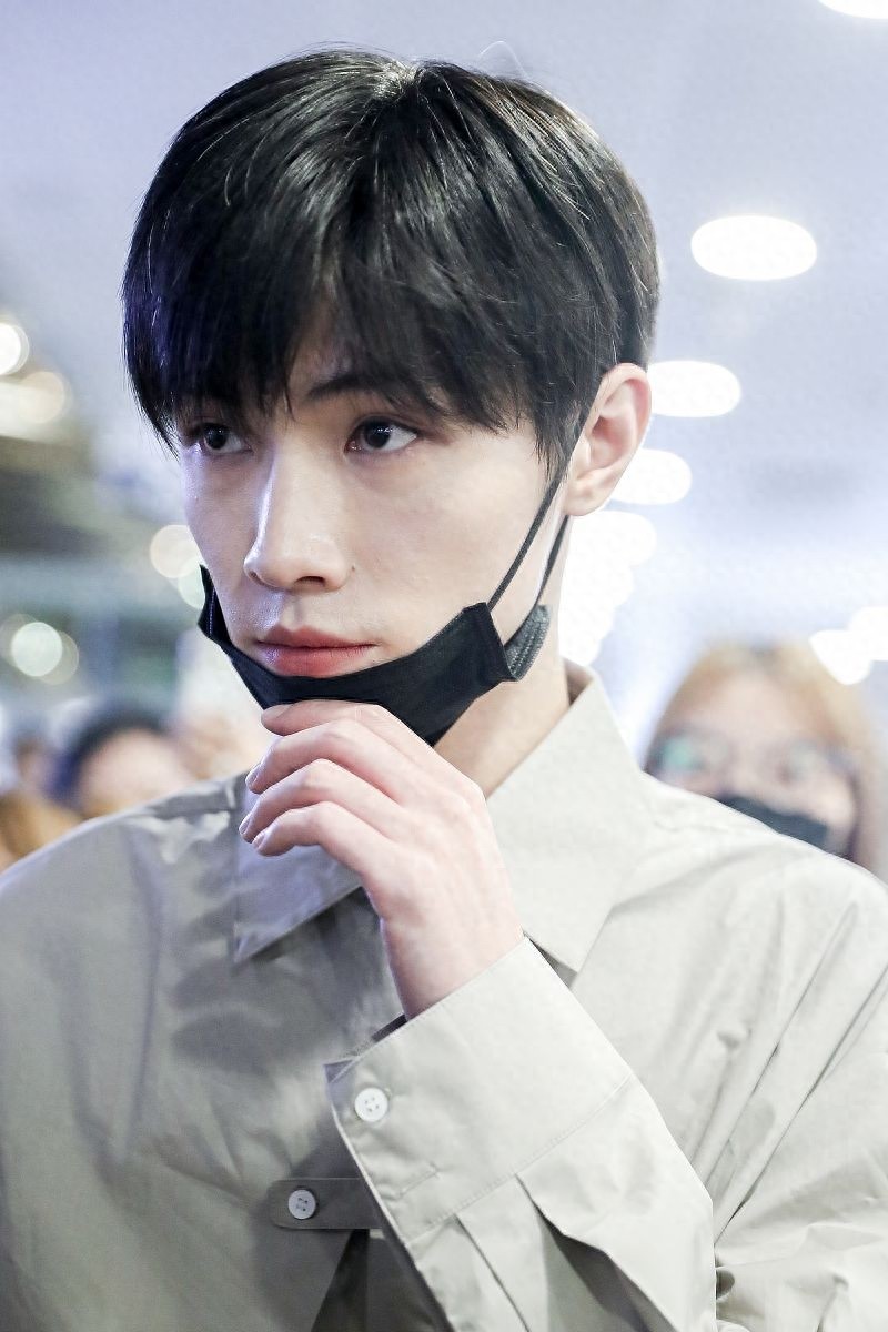 “晓星尘”宋继扬穿衬衫似校园男神，与粉丝互动亲和力满分