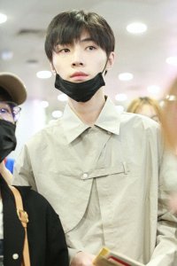 ​“晓星尘”宋继扬穿衬衫似校园男神，与粉丝互动亲和力满分