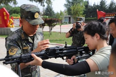 ​国产新班机到底有多轻？女生双手据枪，4.4KG不愧空降兵专用机枪