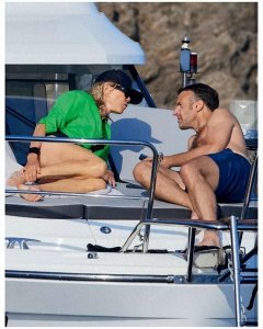 ​马克龙和夫人海边度假，71岁布丽吉特双腿修长如少女，背影照绝了