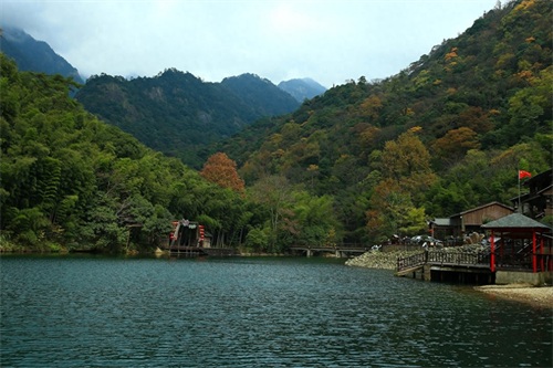 它是安徽南部三大高山之一，其山形酷似一头牯牛从天而降而得名