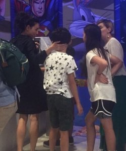 ​张柏芝陪儿子游玩 Lucas身高快赶上妈妈