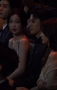 ​虞书欣王鹤棣台下热聊 白鹿坐一旁听到露出笑容