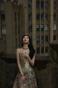 ​虞书欣异域风鎏金刺绣长裙 深 V 到胃大秀性感眼神魅惑迷人