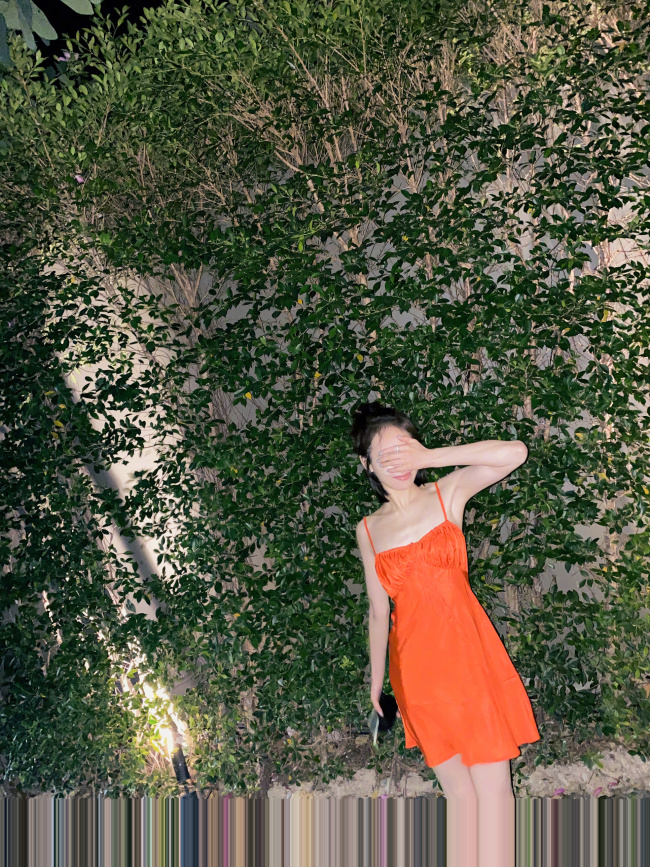 宋茜晒游玩美照 橘红色吊带裙衬得肌肤雪白