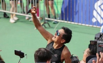 ​68岁周润发挑战半马 回应何时拍新戏