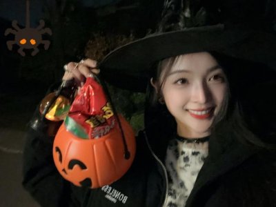 ​吴宣仪晒万圣节随拍 头戴女巫帽手提南瓜灯满满节日气氛