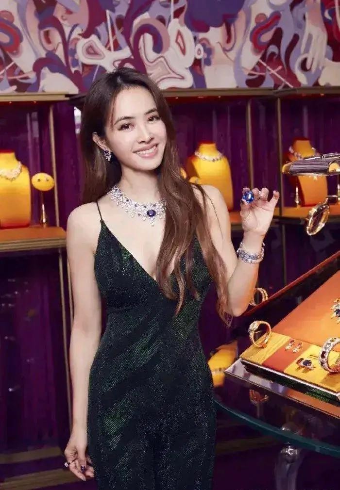 蔡依林可谓越成熟越迷人(蔡依林处处散发着成熟的气质)