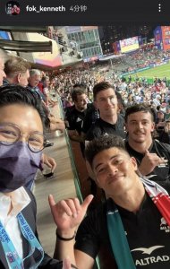 ​郭晶晶与霍启刚带娃看球赛 一家四口幸福合影