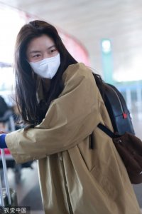 ​徐若晗穿卡其色风衣现身机场 面对镜头笑眼弯弯超可爱