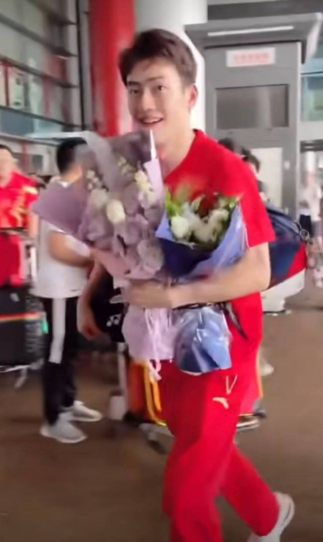 王昶回应粉丝接机：行李差点都给我挤没了