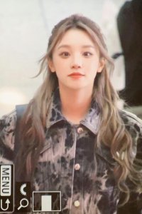 ​宋雨琦回国机场饭拍 穿搭时尚打招呼比心超可爱