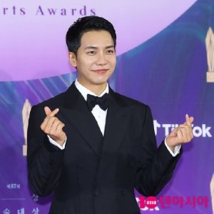 ​李昇基为拍新片进寺庙剃光头 为融入角色主动削发