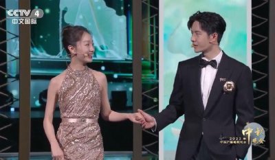 ​央视秋晚镜头下的王一博（周冬雨王一博同台献唱）