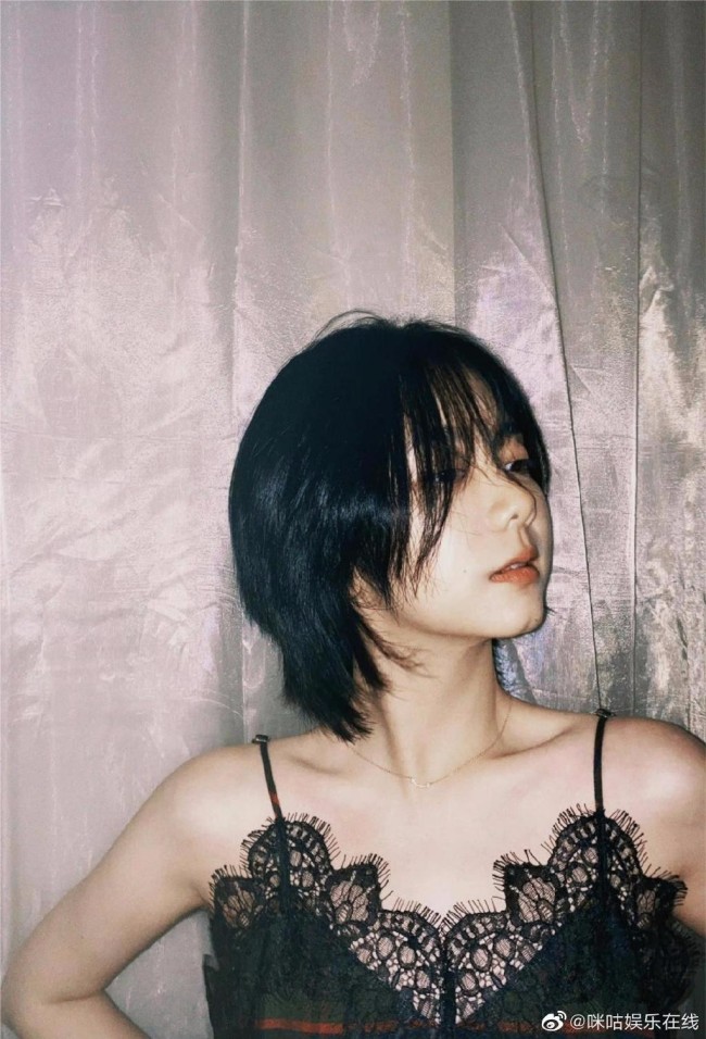 罕见性感!32岁谭松韵黑色蕾丝吊带裙