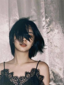 ​罕见性感！32岁谭松韵黑色蕾丝吊带裙