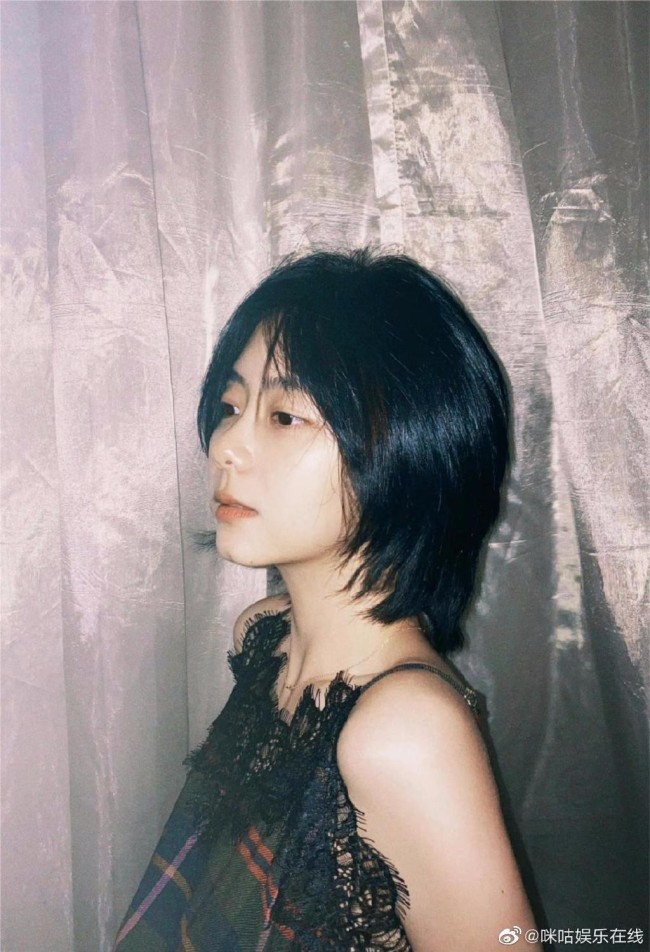 罕见性感!32岁谭松韵黑色蕾丝吊带裙