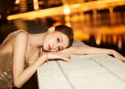 ​离婚后更精彩！孙怡穿吊带浅露事业线 漫步水畔 7日，一组孙怡最新写真图释出。