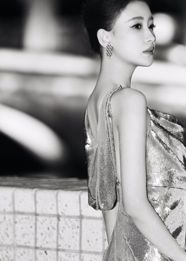 离婚后更精彩!孙怡穿吊带浅露事业线 漫步水畔