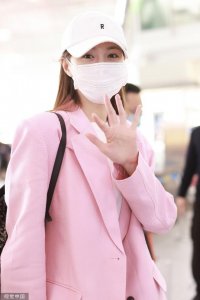 ​沈梦辰穿粉色西装现身机场 戴棒球帽清新又时尚